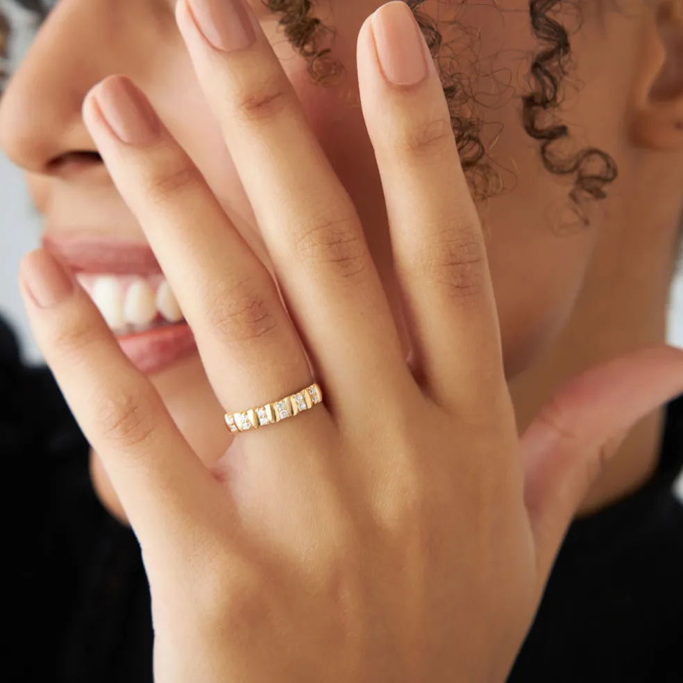 14K Alternating Diamond Bar Band