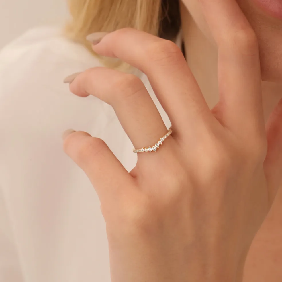 14k Curved Graduating Diamond Wedding Band