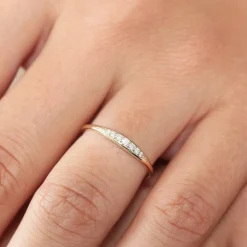 14k Graduating Diamond Wedding Band