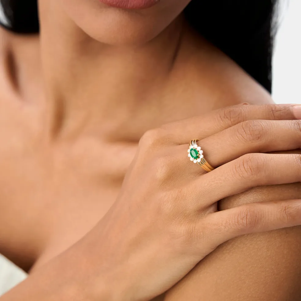 14k Oval Shaped Emerald with Bezel Hale Setting Ring