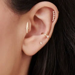 14K Single Baguette Helix Piercing