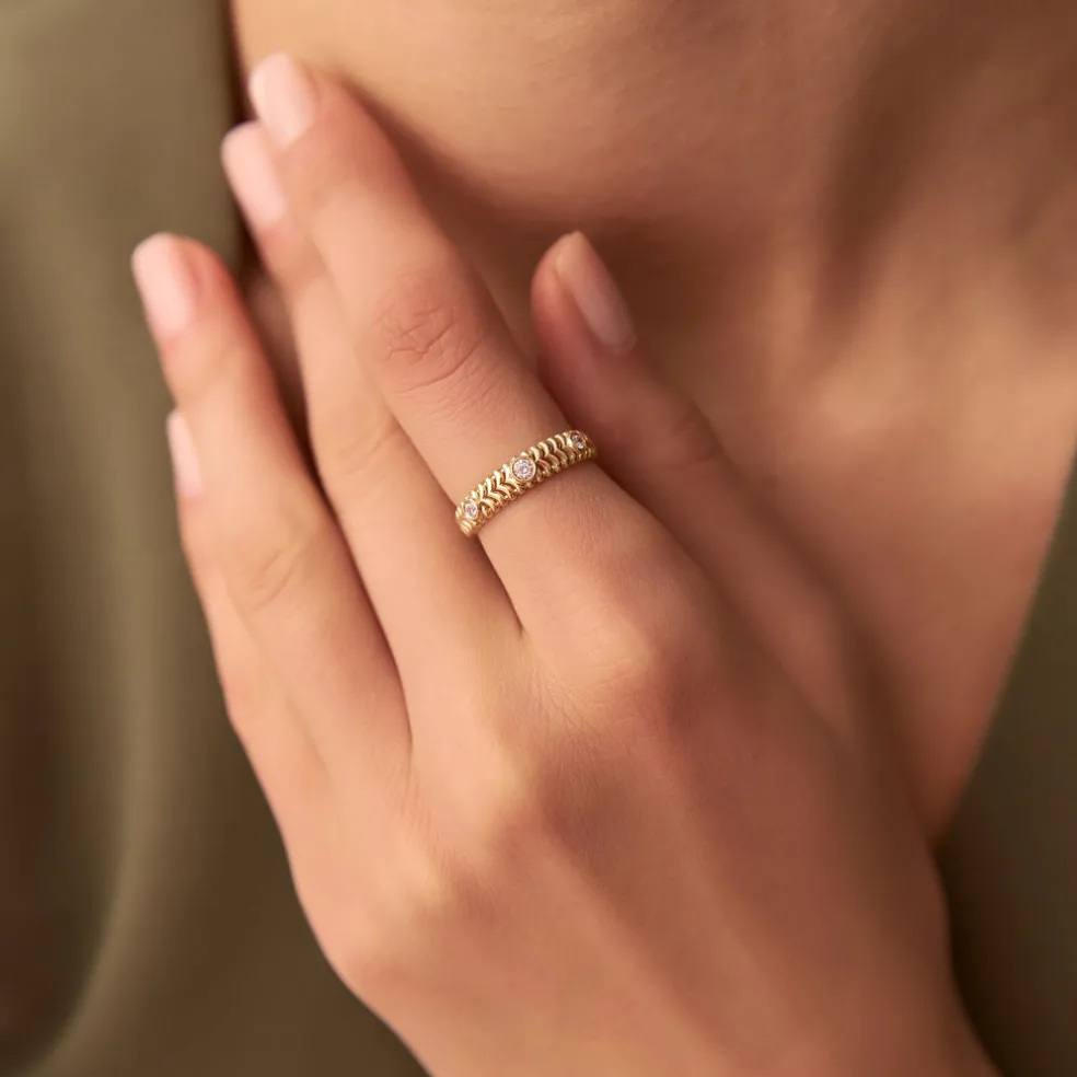14k Unique Ribbed Three Stone Diamond Ring
